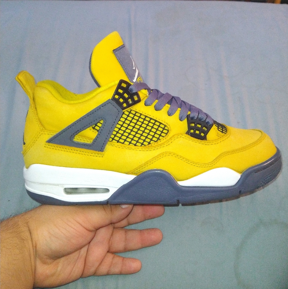 Air Jordan 4 Retro Lightning Mens size 9.5